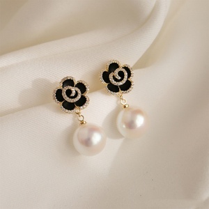 Pendientes de Camelia Chapados en Oro de Moda 2025 para Mujer, Diseño de Perlas de Lujo Premium, Hechos de Aleación de Zinc - Product Image 1