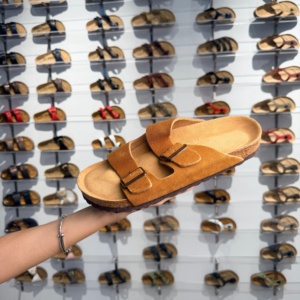 Sandalias de Doble Tira de Cuero de Ante Directas de Fábrica al por Mayor, Bajo MOQ, con Plantilla de Corcho de Dos Bandas, para Hombres, Mujeres y Adultos, OEM ODM - Product Image 1