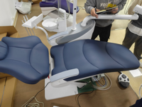 Fauteuil dentaire chirurgical le moins cher de Foshan, équipements dentaires de luxe, fauteuil dentaire pour hôpital et clinique