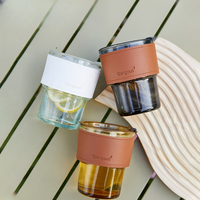 L03 vente en gros de tasse à café en borosilicate personnalisée avec logo en verre transparent et couche de cuir tasse à eau avec couvercle en paille