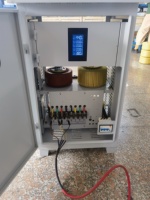 Stabilisateur automatique triphasé 50 kVA 80 kVA 100 kVA, sortie 480 V TNS LED 50 Hz AC avec certification CE pour les unités de fabrication aux États-Unis