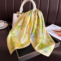 Bandanas carrés en satin soyeux tendance pour femmes, foulards carrés en soie satinée personnalisés, châles et écharpes pour femmes