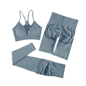 Ensemble de vêtements de sport respirants pour femmes, taille haute, sans couture, avec short de yoga uni à taille élastique et logo sur le devant - Product Image 1