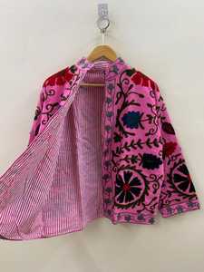 เสื้อแจ็คเก็ตบอมเบอร์กำมะหยี่สีชมพู ปักลายสัตว์ด้วยมือ แต่งลูกไม้ ระบายอากาศได้ดี เหมาะสำหรับฤดูหนาว ติดกระดุม บุด้วยใยฝ้าย สไตล์โบโฮ ผู้ผลิต OEM สำหรับส่งออก - Product Image 5