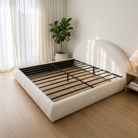 Cadre de lit plateforme style crème à profil bas avec tête de lit et sommier, ensemble trois pièces taille King pour chambre à coucher spacieuse et luxueuse