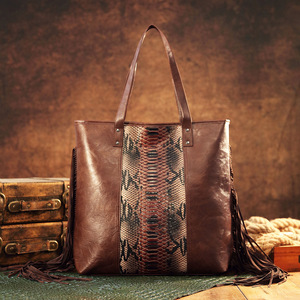 <span class=keywords><strong>Sac</strong></span> fourre-tout grande taille en <span class=keywords><strong>cuir</strong></span> végétalien à imprimé serpent vintage avec franges, style bohème chic, pour festival de musique, nouvelle mode - Product Image 3