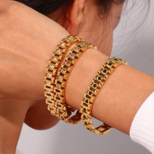 เครื่องประดับกันหมอง สร้อยข้อมือแบบโซ่เคลือบทอง 18k ประดับเพชรซิร์คอน สำหรับผู้หญิง กันน้ำ ทำจากสแตนเลสสตีล - Product Image 4