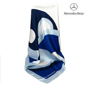 ผ้าพันคอไหมซาตินสี่เหลี่ยมพิมพ์โลโก้ตามสั่งสำหรับผู้หญิง ออกแบบเองได้ MOQ ต่ำ - Product Image 5