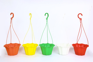 Vente en gros de pots suspendus ronds en plastique de 5 couleurs, design à bord festonné avec 3 crochets pour la plantation de fleurs dans le jardin ou sur le balcon - Product Image 6