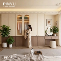 Armoire intégrée en noyer crème avec coiffeuse, unité haute sur mesure pour chambre à coucher