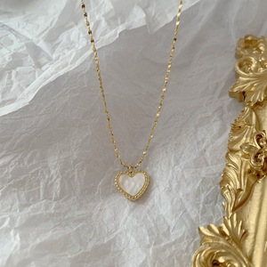 Collana in Acciaio al Titanio Inossidabile, Stile Retrò Squisito, Semplice, con Cuore in Madreperla Bianca Dorata, Lusso Leggero - Product Image 2