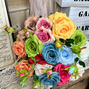 Bouquet de roses artificielles à trois têtes en soie de l'usine Yixuan, fleurs pour mariage et décoration intérieure, moulage par injection - Product Image 1