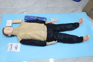 หุ่นจำลองการทำ <span class=keywords><strong>CPR</strong></span> แบบเคลื่อนที่ขั้นสูง พร้อมระบบแสดงผลแบบเรียลไทม์ ระบบช่วยหายใจอัตโนมัติ และระบบให้คะแนนอัตโนมัติสำหรับการฝึกอบรมฉุกเฉิน - Product Image 2