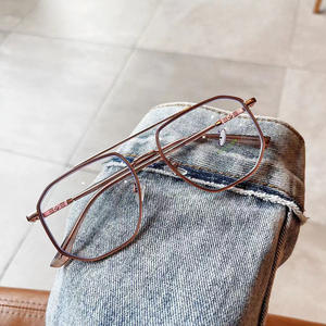 กรอบแว่นตา TR ทรงสี่เหลี่ยมแบบเต็มกรอบ ป้องกันแสงสีฟ้า เลนส์ PC สำหรับทุกเพศ สไตล์เกาหลี ดีไซน์แปลกตา รุ่น Q5-21023 - Product Image 5