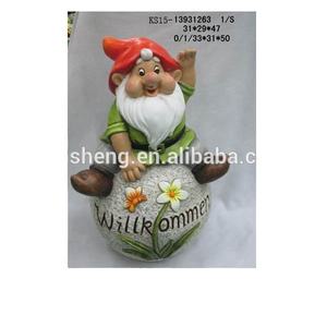 Gnomo da giardino in ceramica con lanterna nana di nuovo Design di alta moda con luce solare a fungo - Product Image 2