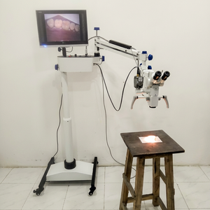 Microscope chirurgical dentaire avec tête inclinable à 180 degrés, système optique incliné, zoom continu, certifié CE, blanc. - Product Image 1