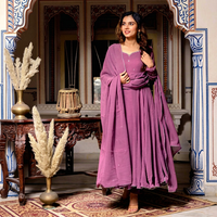 Setelan Anarkali Georgette Premium dengan detail renda dan hiasan manik-manik tangan, termasuk dupatta, cocok untuk pesta pernikahan dan acara perayaan.
