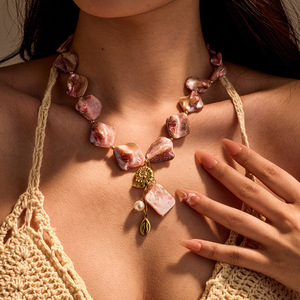 Collar de Concha de Perla y Acero Inoxidable Chapado en Oro de 18K, Estilo Océano, Resistente al Agua, para Mujer - Product Image 1