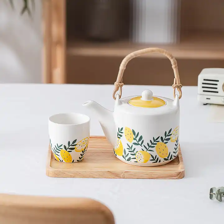 Set 2 tazze da tè con teiera in porcellana su vassoio in legno