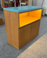 Vitrine autoportante moderne en bois cannelé avec éclairage LED, écologique, durable, à étagères à niveaux, avec serrure à clé, pour usage en centre commercial