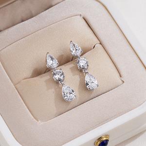 Boucles d'oreilles Messi Jewelry MSE-910 en or blanc 9 carats avec diamants en forme de poire et ronds pour femmes - Product Image 2