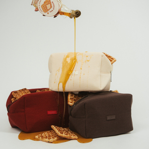 Pochette de toilette tendance à fermeture éclair personnalisée avec broderie, blanche, anti-salissure, en tissu gaufré - Product Image 1