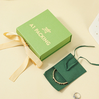 A1 Grüne Schmuck-Geschenkbox mit Ohrring-Präsentationsbrett, herausnehmbarem Einsatz, goldenem Logo, Schleifenband und Kordelzugbeutel-Verpackung