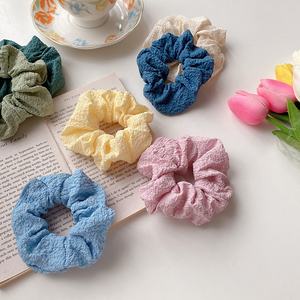 Özel çanta ambalaj hediye kutusu Plicated kumaş Scrunchies kadın bağları Waffle scrunholder tutucu tasarımcı Scrunchy saç bandı - Product Image 5