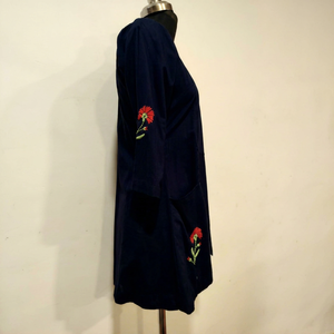 Abaya pour femmes en bleu marine brodée avec un motif floral, manches trois-quarts, coupe ample, longueur midi, robe en coton modeste pour tous les jours - Product Image 1