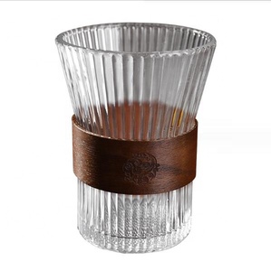 Tazas de Vidrio para Té y Café con Relieve Vertical, Taza de Vidrio Borosilicato con Funda de Cuero, Venta al Por Mayor - Product Image 1