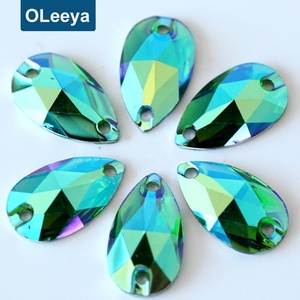 Strass en résine OLeeya 13x22mm en forme de goutte, couleur péridot AB, dos plat argenté, à coudre pour justaucorps - Product Image 1