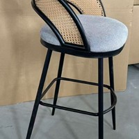 Tabouret de bar moderne en rotin avec dossier, coussin moelleux, cadre noir et repose-pieds pour cuisine, îlot, bistrot et hôtellerie - Vente en gros directe usine