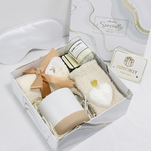 Set de regalo de relajación especial con taza, vela, jabón, calcetines y antifaz. Regalo de spa de lujo para el cuidado personal. Set de regalo navideño para ella. - Product Image 5
