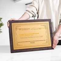 Médailles et plaques en bois massif gravées sur mesure avec design gratuit pour récompenses honorifiques et événements commémoratifs