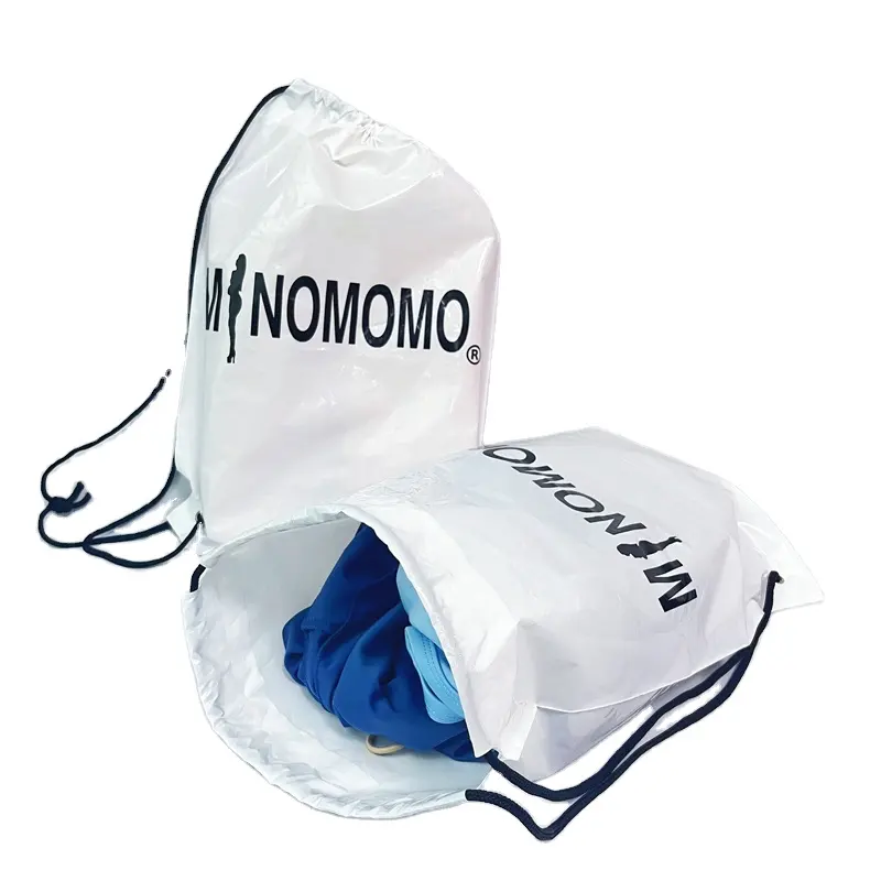 กระเป๋าสะพายพลาสติก PE แบบเชือกดึงสีขาวเป็นมิตรกับสิ่งแวดล้อมกระเป๋าสะพายไหล่ทำจากพีวีซีกันน้ำมีโลโก้สำหรับเสื้อผ้า