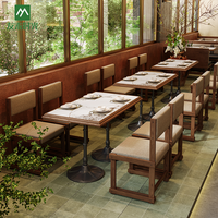 Ensemble table et chaises de salle à manger modernes en bois massif, sièges rembourrés, écologiques et durables pour café, restaurant, hôtel
