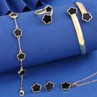 Juego de Joyería de Cobre con Baño de Oro de 14K, Flor de la Suerte de Cinco Colores, 5 Piezas, Trébol de Cinco Hojas Acrílico, Collar, Pulsera, Anillo y Aretes de Alta Gama