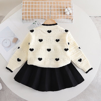 Ensemble de vêtements d'automne et d'hiver pour filles jupe tricotée pull creux en forme de cœur ensemble deux pièces à manches longues vêtements pour enfants