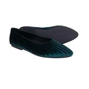 हरे रंग की महिला ने महिलाओं के लिए पैर के पैर के अंगूठे के फ्लैट जूते पहने हुए फ्लैट जूते के फ्लैट जूते