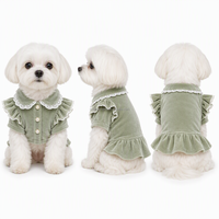 Robe personnalisée pour chien en velours doux avec col en dentelle, boutons perlés, garniture dorée, style péplum, vêtements pour animaux de compagnie, tenue à volants pour chiots et chats, vente en gros OEM