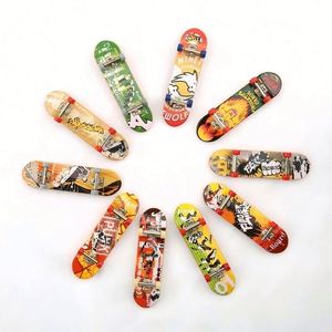 Venta al por mayor de mini patinetas de dedo OEM personalizadas con impresión a color, juguete clásico con eje de aleación - Product Image 4