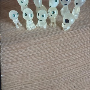 Figuras Kodama Luminosas Mágicas, 10 Piezas, Miniaturas de Espíritus del Bosque, Adornos Luminosos para Terrarios de Musgo, Decoración Única para Macetas - Product Image 5