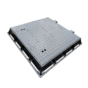 Tapa de alcantarilla cuadrada de hierro dúctil EN124 D400 de Tanzania con marco cuadrado, bisagra y junta negra personalizada para carreteras - Product Image 1
