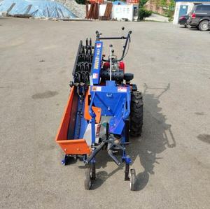 Piccolo appezzamento di paglia di frantumazione e il ritorno al campo di mais mietitrice singola cresta tenuto in mano - Product Image 4