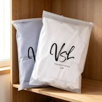 Sacs refermables en CPE givré recyclables personnalisés pour pochettes de vêtements avec logo imprimé en gravure