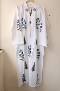 Vestido maxi de algodón blanco para mujer, con estampado floral azul hecho a mano, estilo holgado, vestido largo de verano. - Product Image 2