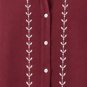 Camisa Corta Bordada Color Borgoña Personalizada para Mujer, Blusa Casual de Verano con Botones y Manga Corta, Top de Moda con Logotipo Personalizado en Mezcla de Lino - Product Image 3