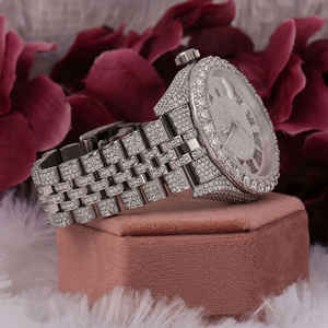Reloj de Alta Moda para Hombre con Diamantes Moissanite, Esfera Morada Premium y Estilo Lujoso - Product Image 2