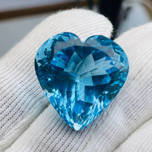 Topaze bleue naturelle, taille cœur, grande taille 62,59 carats, qualité AAA, lustre AAA, fabrication et polissage parfaits. - Product Image 2