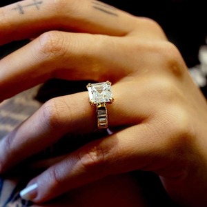 แหวนหมั้นมอสซาไนต์ทรงแอสเชอร์ 3 กะรัต แหวนแบบสองกรงเล็บ ทอง 14K แหวนแต่งงานสำหรับเธอ แหวนครบรอบสำหรับผู้หญิง - Product Image 3